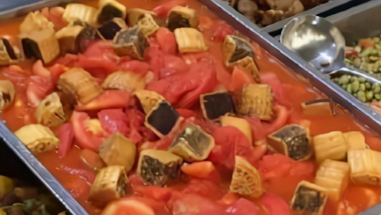 大学校园中的“阴间食堂”，看到食物有些灵异，学生直言难以下咽