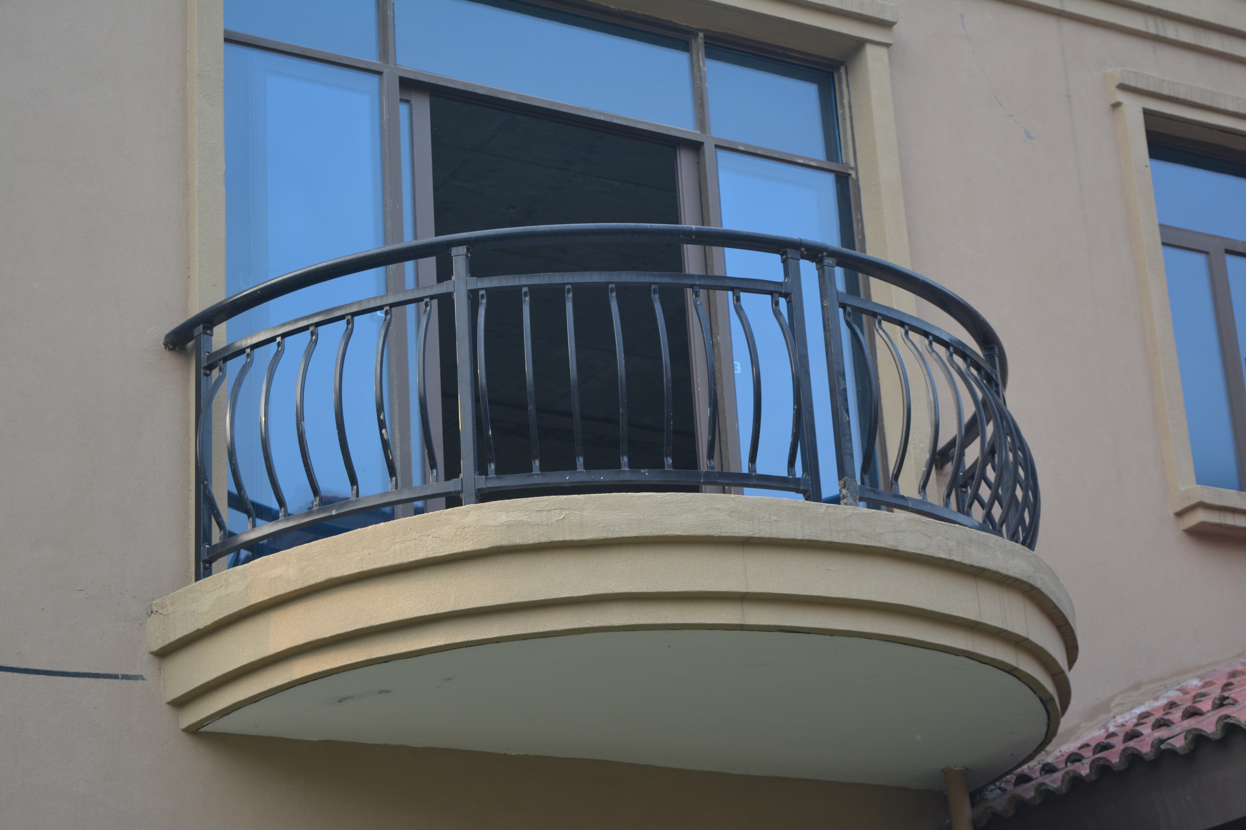 男子上门回收旧物时坠亡，家属起诉索赔53万，如今法院判了