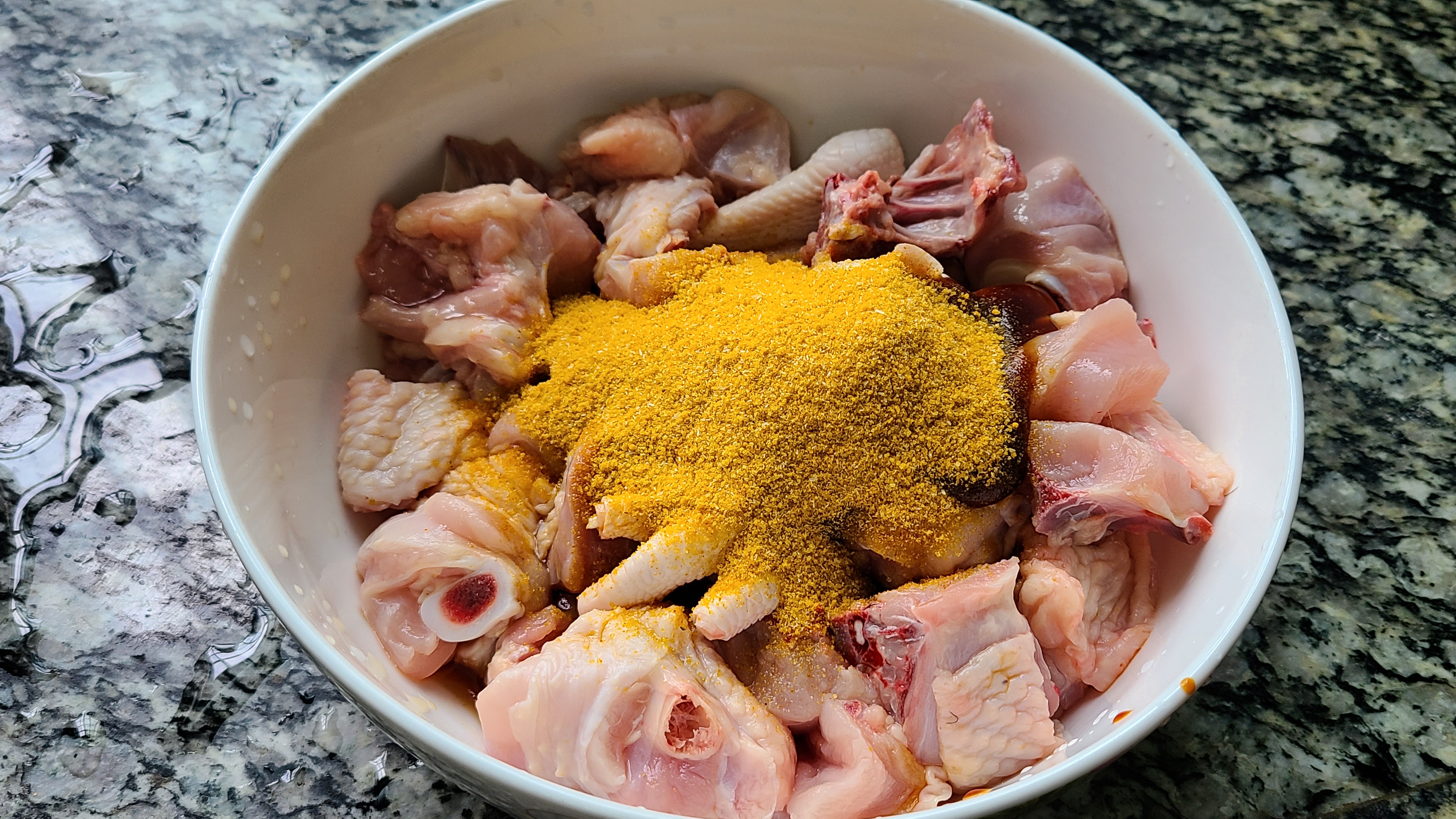 盐焗鸡煲，这一道家常菜在广东出了名，好吃味美又简单