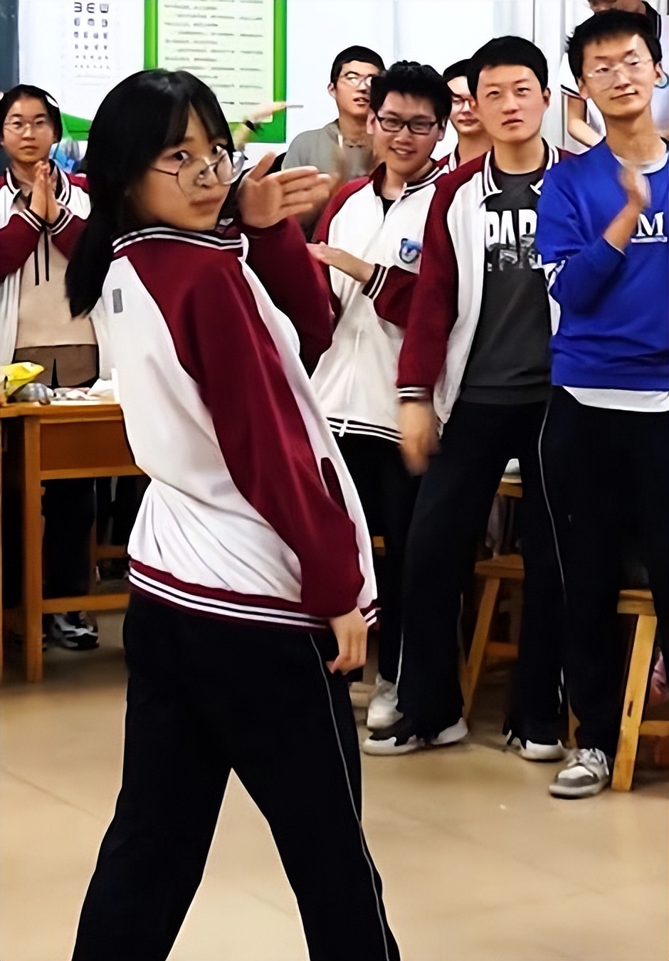 高三班举办party缓解压力，女生舞蹈惊艳全场，得知成绩令人嫉妒