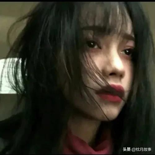 句子库‖玫瑰之所以是玫瑰，是风的眷顾，更是视线与灯光的交汇处