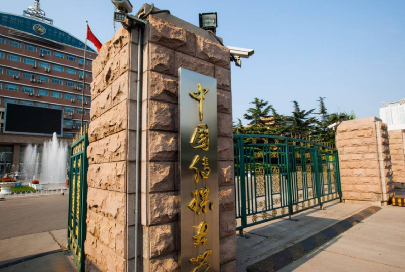 继王冰冰后，央视又有2位女记者“美出圈”了，集美貌知性于一身