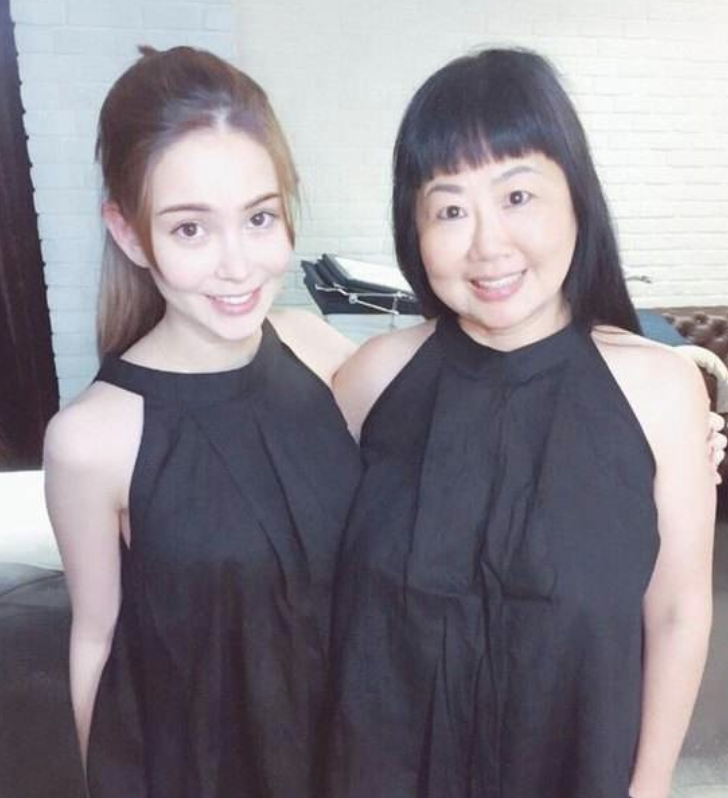 昆凌怀孕6个月收到母亲的月子餐书籍，幸福感慨有妈的孩子像个宝