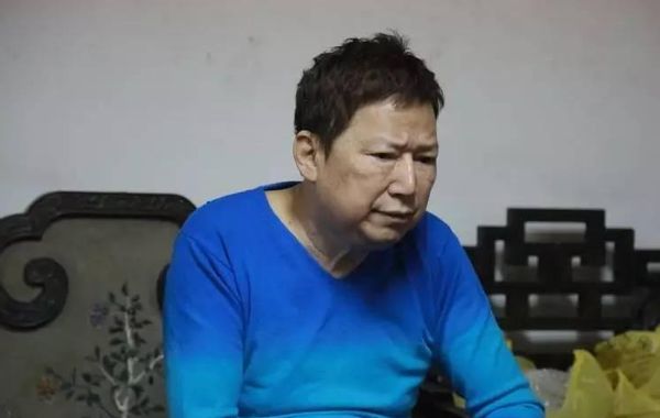 他被年长40岁的富婆包養，13年赚80亿，晚年却被丢进养老院