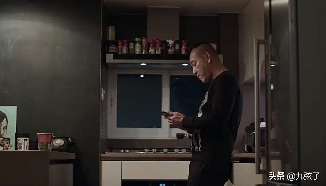 TVB“末代皇帝”林保怡的双面人生，57岁依然单身