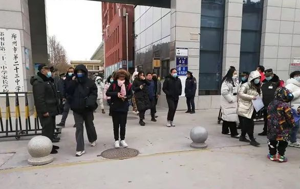 河南二胎宝妈去考研，家人拉横幅“催三胎”，妥妥的人生赢家