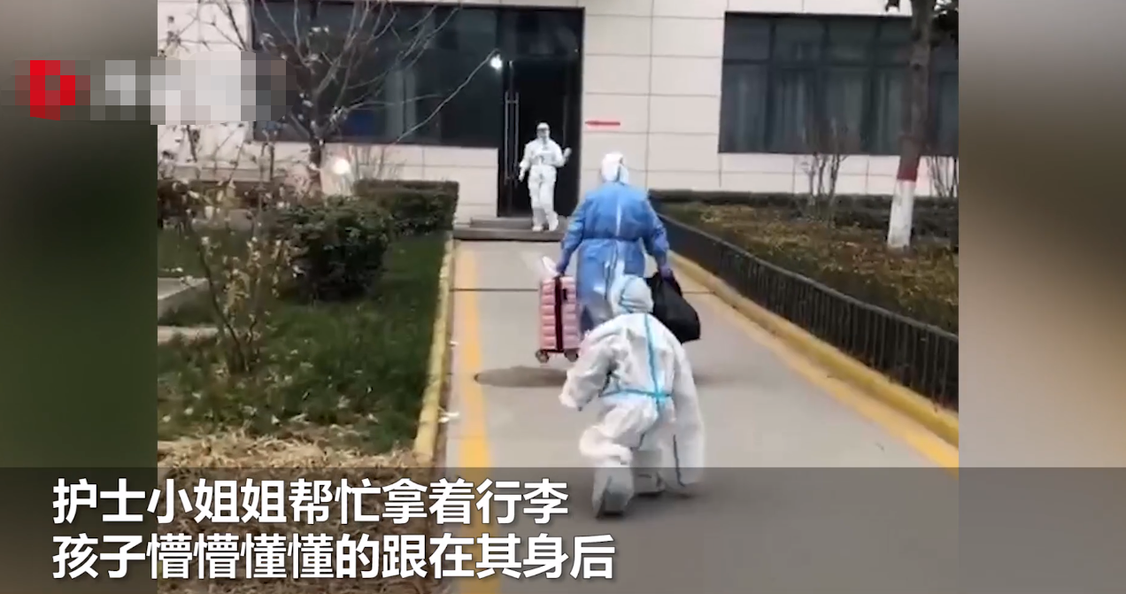 西安3岁萌娃独自隔离，穿着宽大的防护服频频回头，背影让人心疼