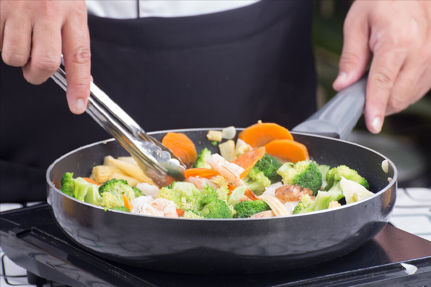 炒菜锅：铁锅、不粘锅、不锈钢锅、砂锅、铝锅，哪种锅更值得买？