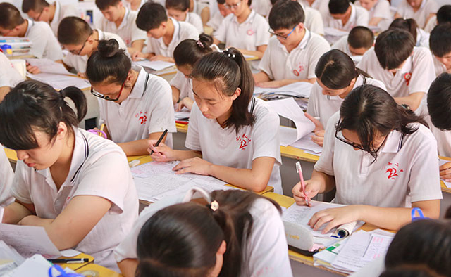 湖南少年拒绝保送清华，直言要体验一次高考，最后考了多少分？