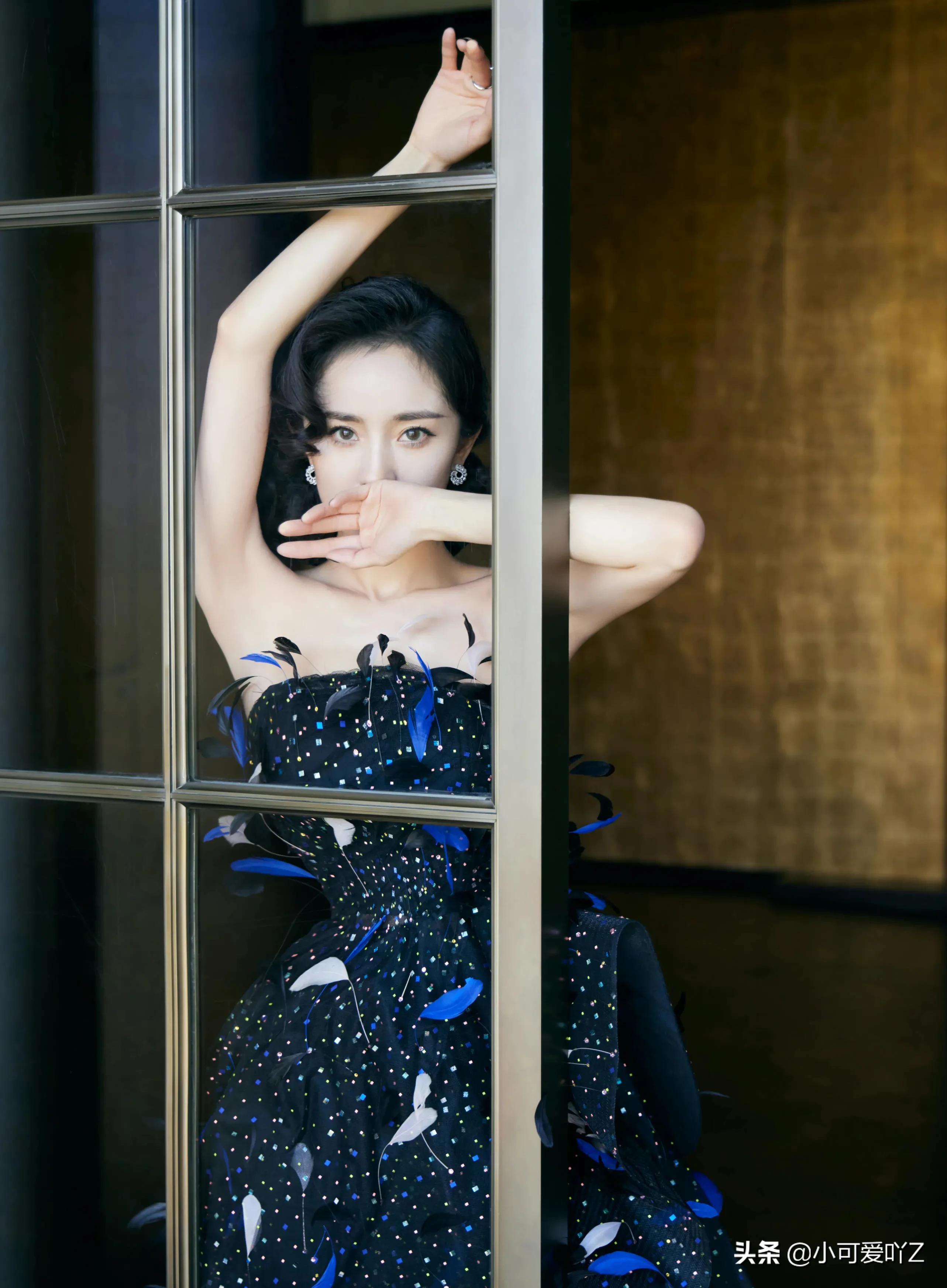 杨幂，复古礼服，波浪卷发，尽显优雅成熟