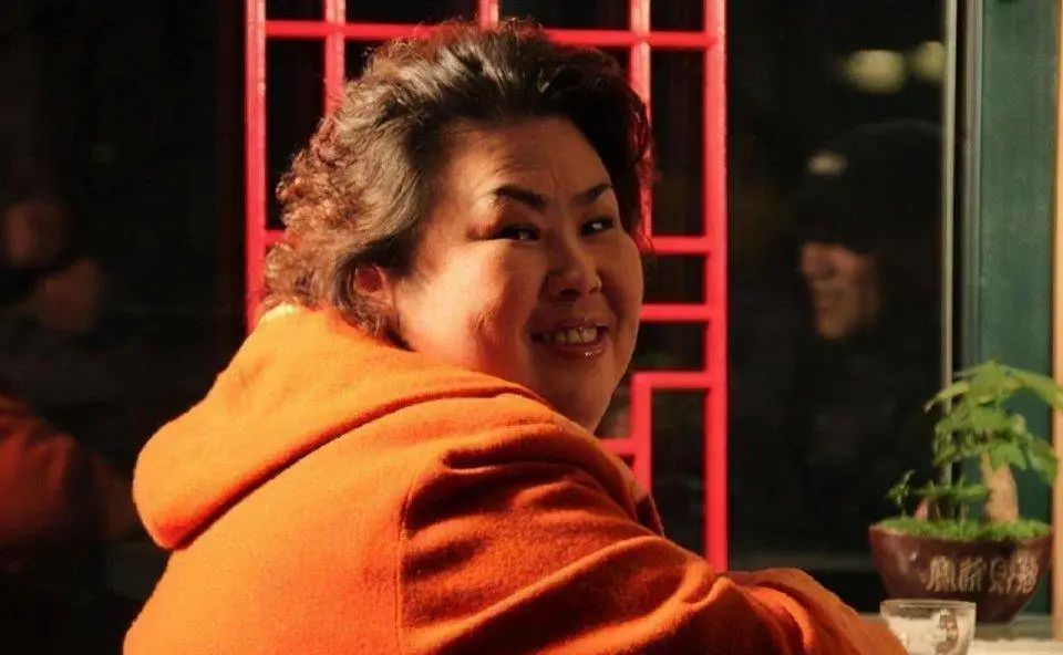 58岁“富婆专业户”董立范至今没人敢娶，只谈过一次恋爱却被骗