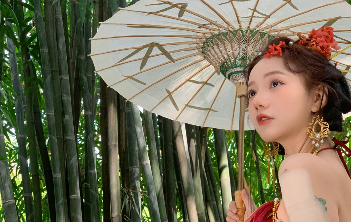 洛丽塔大哥晒出童年照片，网友：从小就是美人胚子-哪边嗨