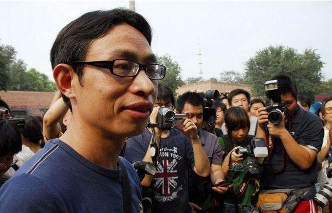 汶川地震中，丢下学生逃跑的北大学子“范跑跑”，13年后怎么样了