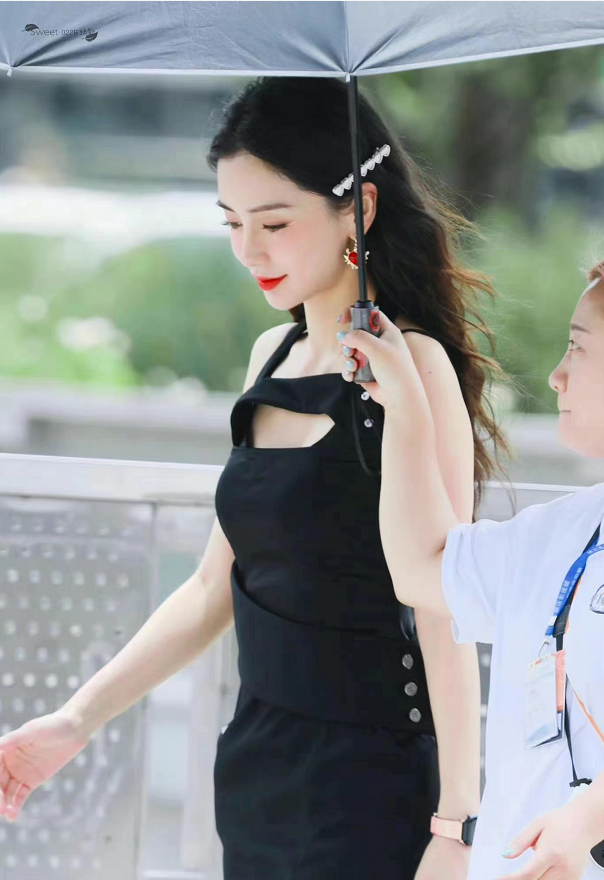 Baby真是颜霸！穿开叉黑裙高调现身秀美貌，被簇拥出行享巨星排场