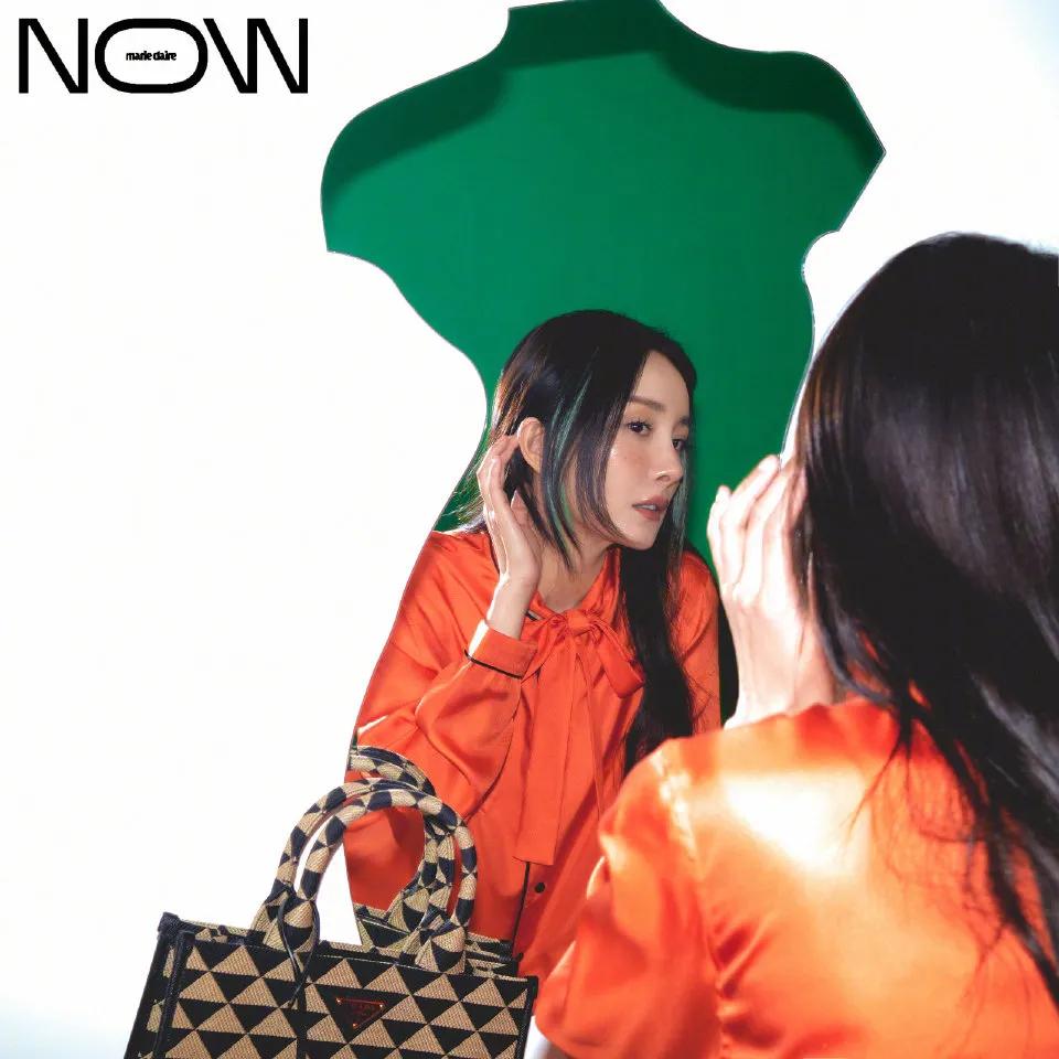 杨幂登上《嘉人NOW》夏季刊封面，属于夏日的缤纷色彩，鲜艳夺目
