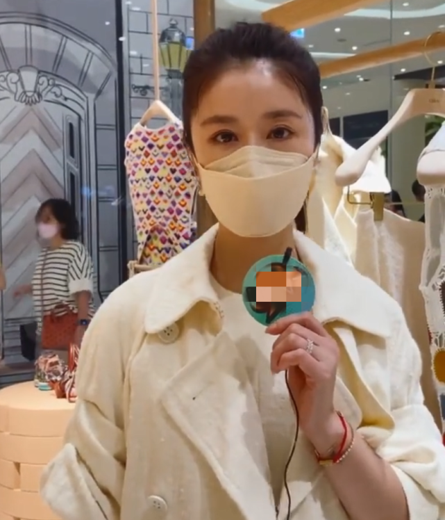 林心如自曝睡前给女儿讲故事，母爱满满，戴婚戒与霍建华隔空放闪