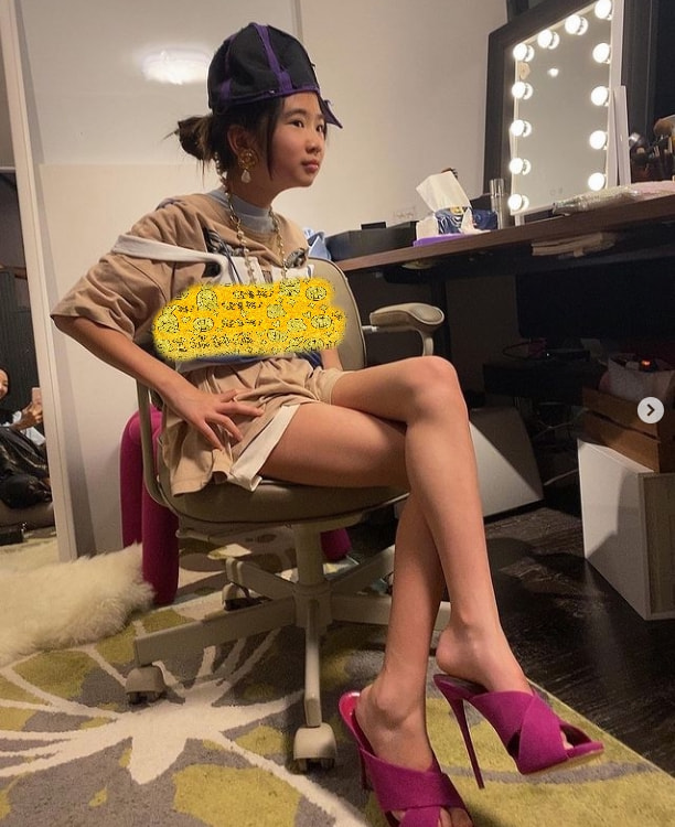 曹格女儿近照曝光，11岁Grace整容式长大，自己化红唇美妆超有范