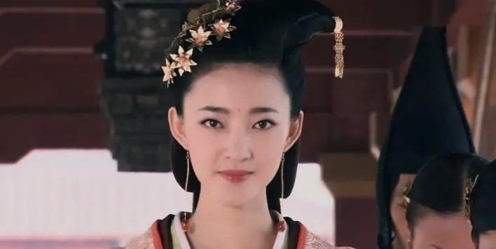 14位“花魁”女星大比美！蔡少芬艳压群芳，杨幂不伦不类