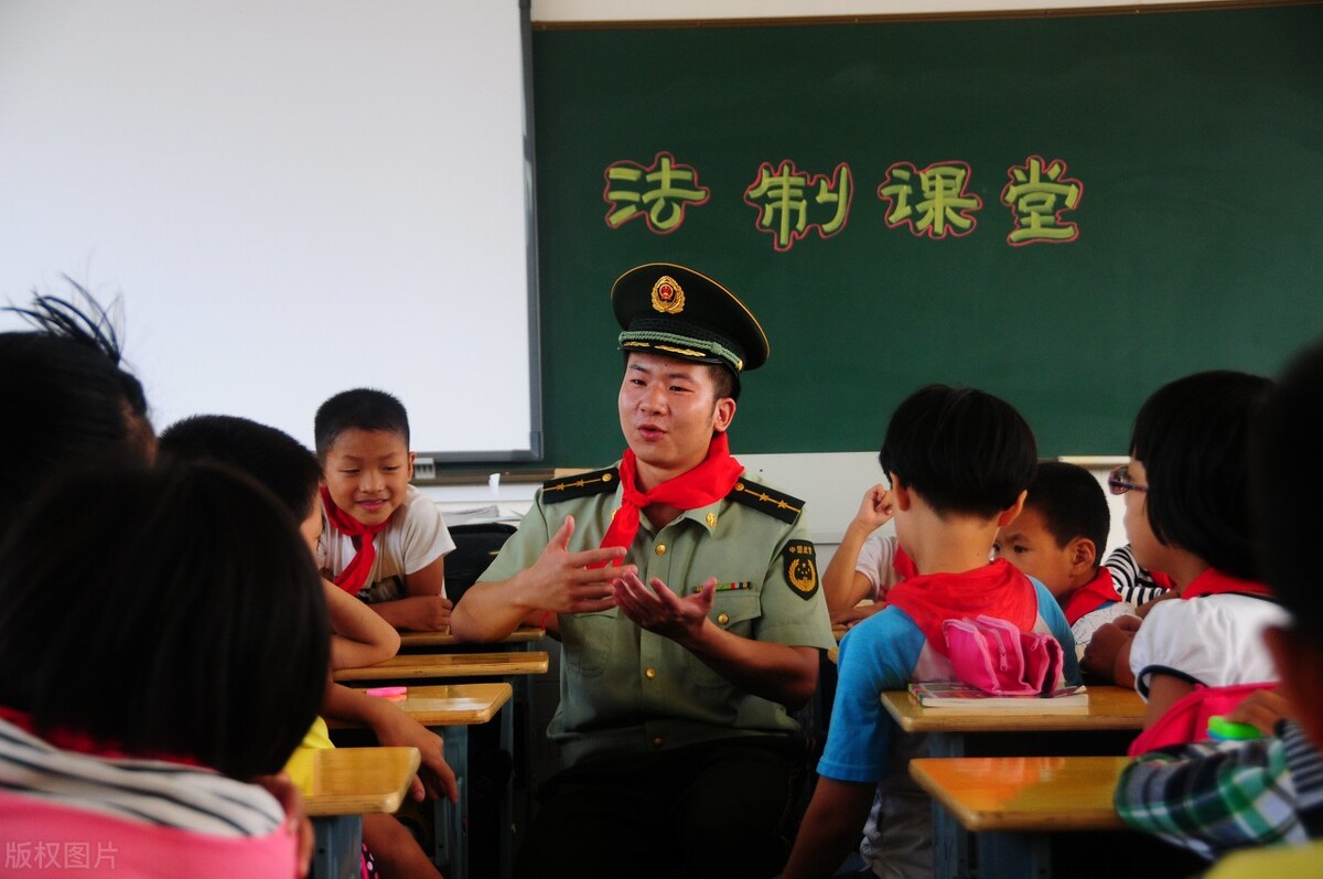 大学生留校当辅导员，真的有出息吗？看完这四条出路相信你也喜欢