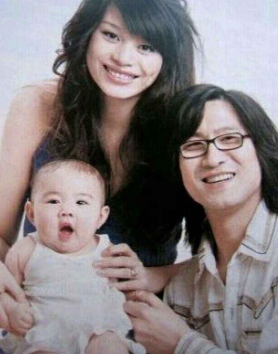 章子怡卡点晒全家福为继女庆生，16岁小苹果模样清纯被赞像陈妍希