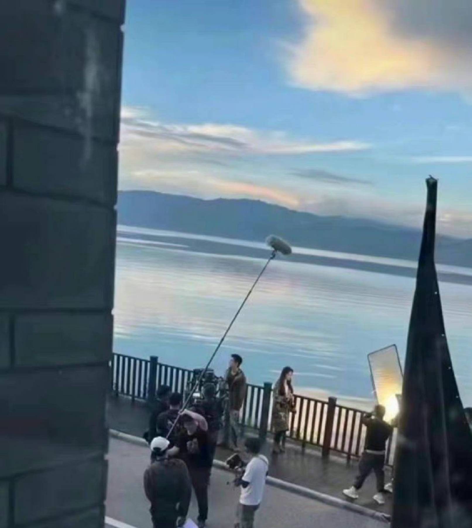 刘亦菲李现《去有风的地方》路透曝光，海边散步好唯美