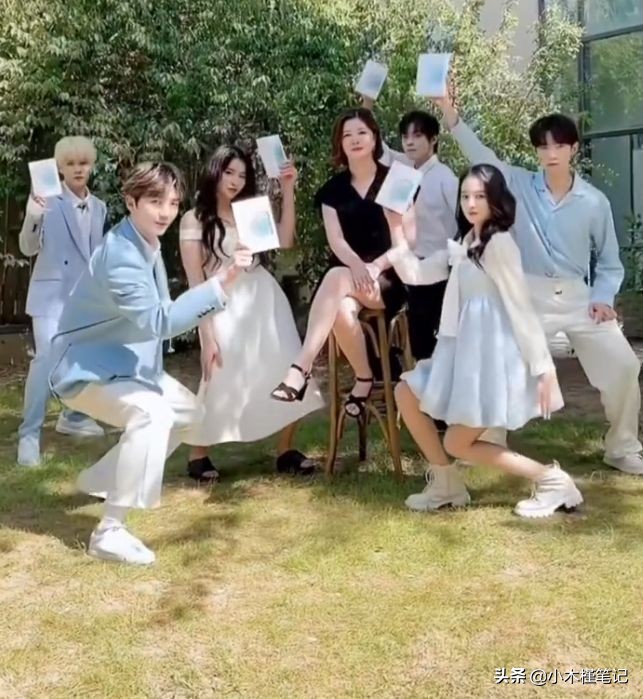 杜华与艺人拍土味视频，站C位气场强大，网友：还好王一博红的早