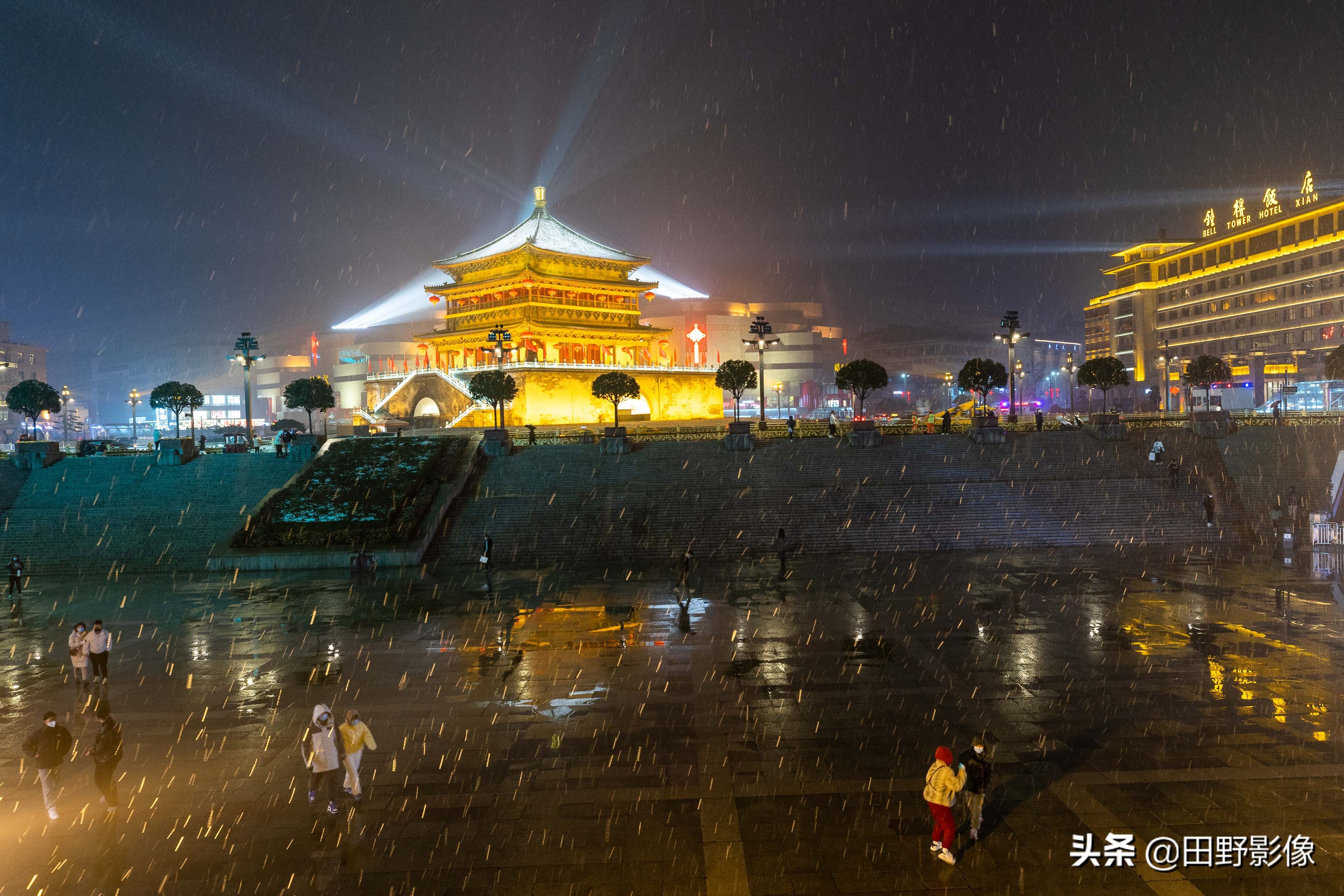 雪夜航拍西安钟楼 夜景璀璨如画 珍娱客