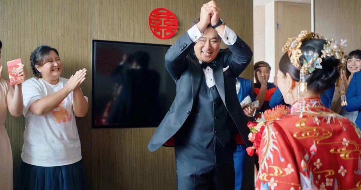 贾玲高调出席婚礼！上台发言哭得比新娘狠，穿短袖胖嘟嘟满脸福气