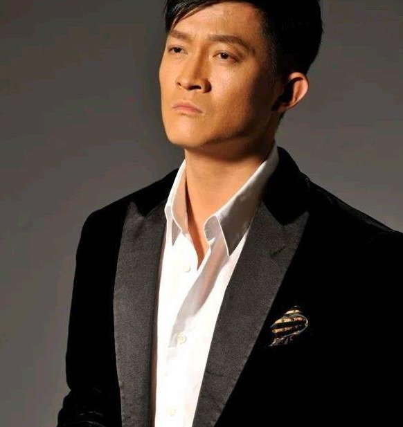 “自带悲剧脸”的8位男星，五官凑在一起，演什么都很丧，怎么救