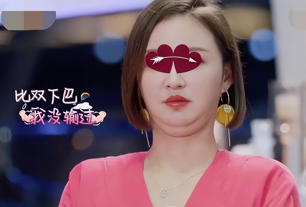 40岁的张歆艺露出双下巴十分夸张，偶像包袱掉了一地