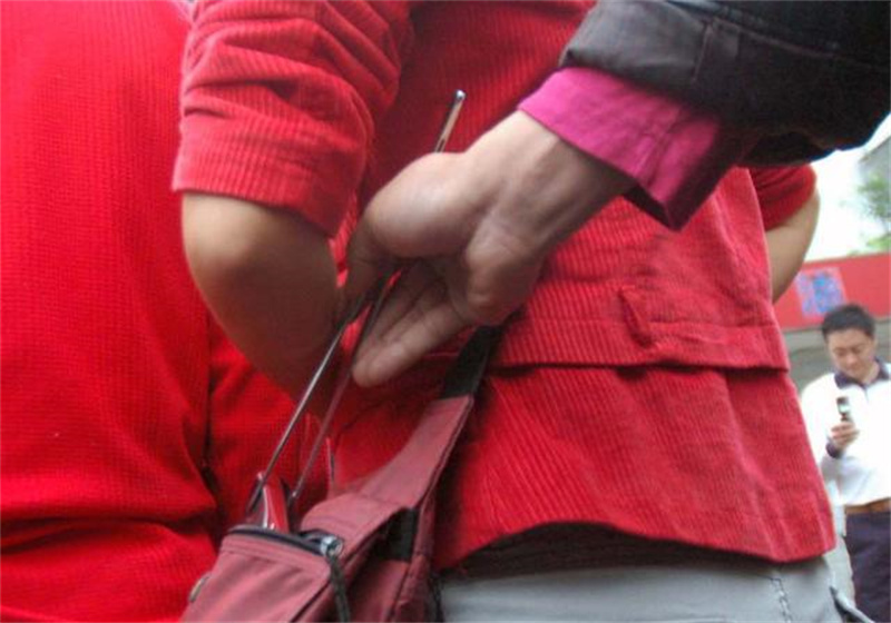 “贼王”12岁行窃，偷出千万身家，被抓时：别让我儿子知道我是贼