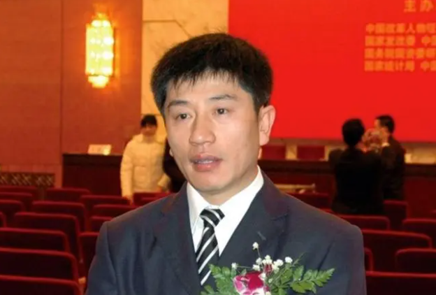 东北“巨骗”陈相贵陨落史：开悍马买182万手机号，08年锒铛入狱