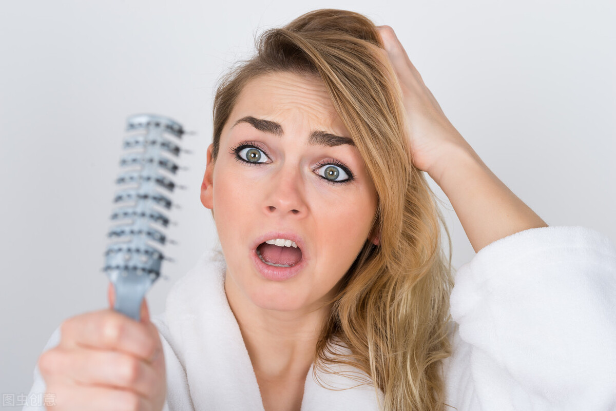 脱发是要秃了吗？女性脱发分为3类，2个方面判断是不是病态脱发