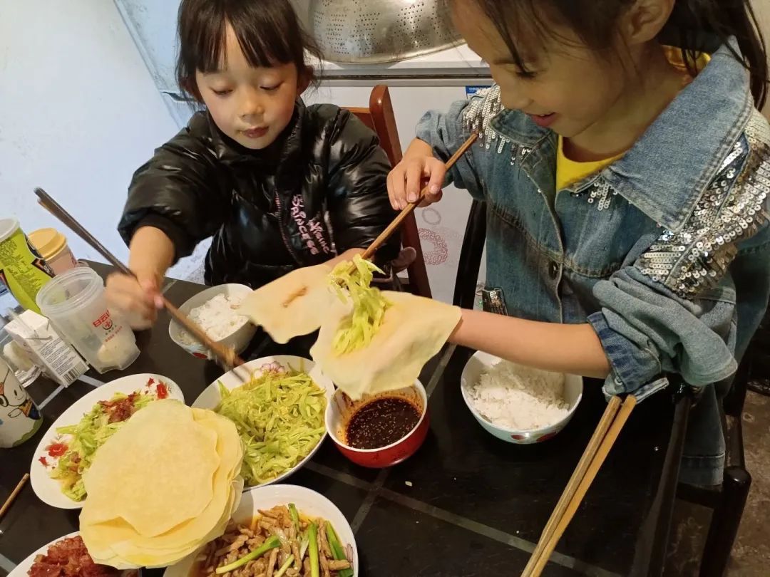 天府新区大林小学开展“春耕节”和“春意VS烟火”劳动实践活动