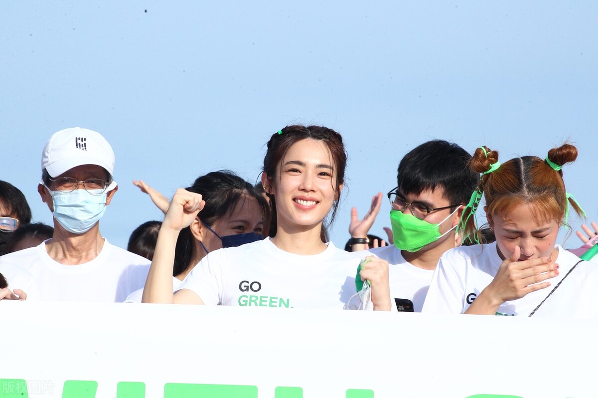 吴映洁出席风格路跑活动 年轻有为活力满满