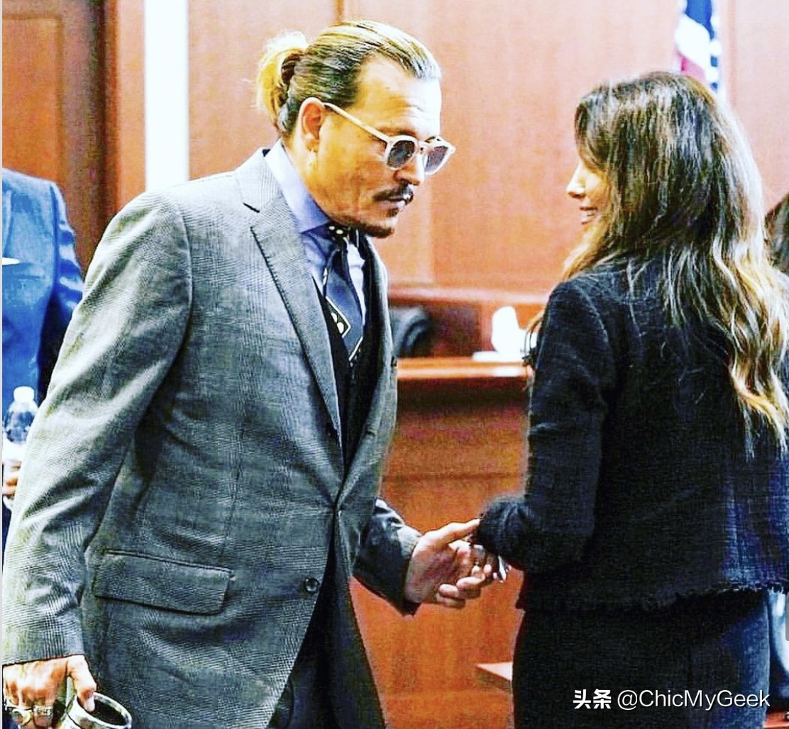 德普爆新恋情？和美女律师法庭咬耳朵暧昧对视，疯传燃爱火