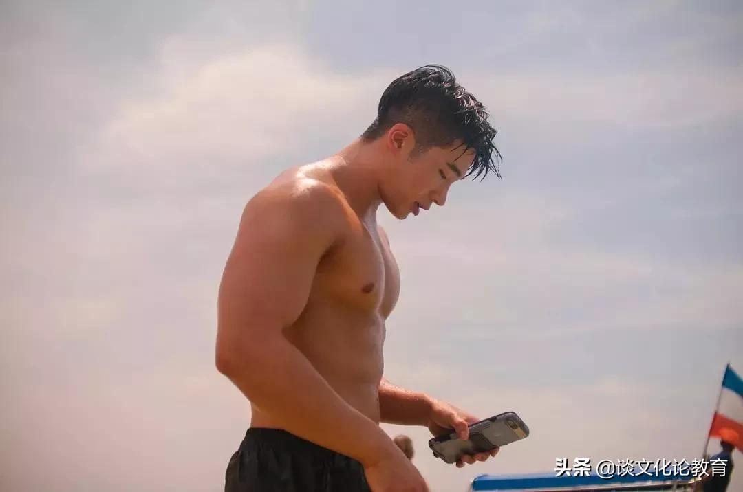 域外/韩国肌肉小哥演绎“在水一方”，侧颜太帅