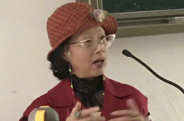 大学女老师每天衣饰不重样，打扮精致上课像走秀，获学生一致好评