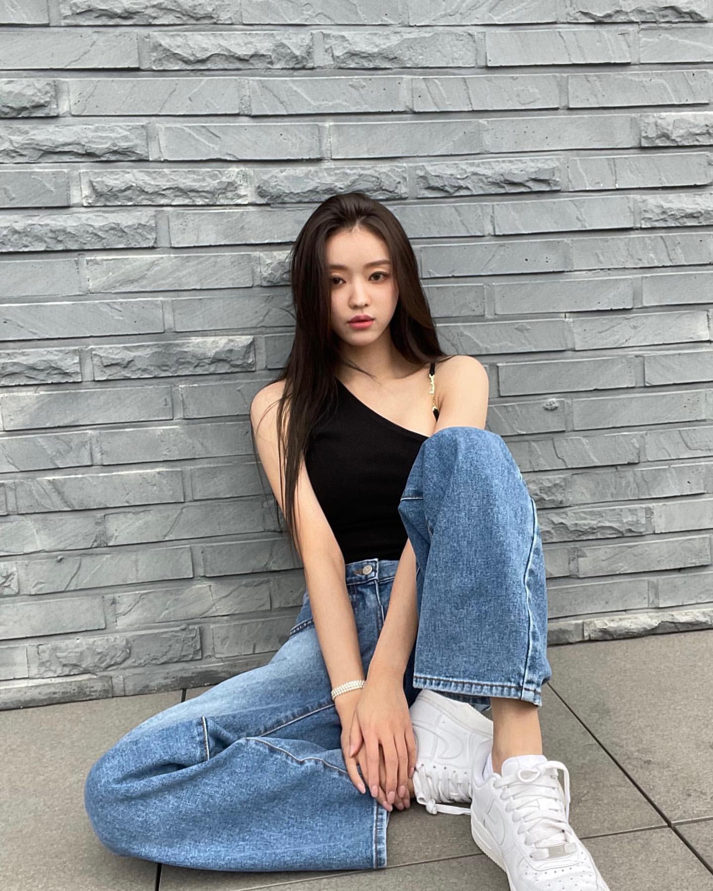 "平坦小腹,蚂蚁腰",韩国女星yooa晒近照秀身材,充满健康活力