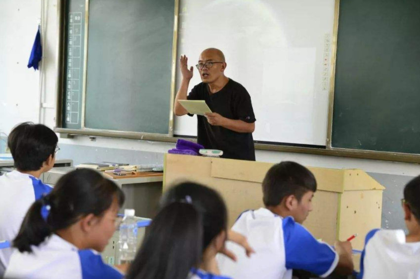 震旦教师事件还能反转？曝光学生遭遇“毒手”，官媒已发声支援