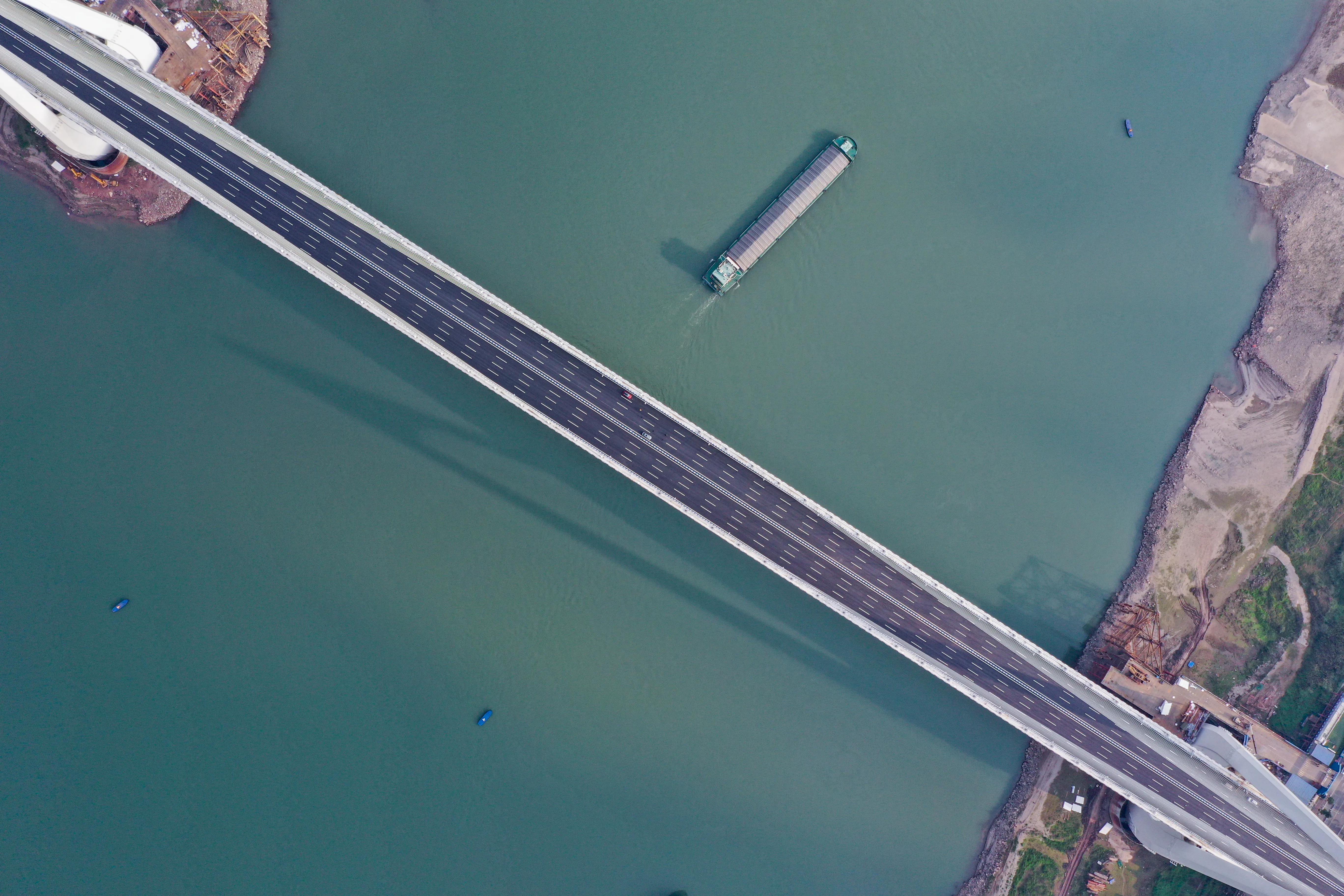 世界最大跨径公轨两用钢桁梁斜拉桥建成通车