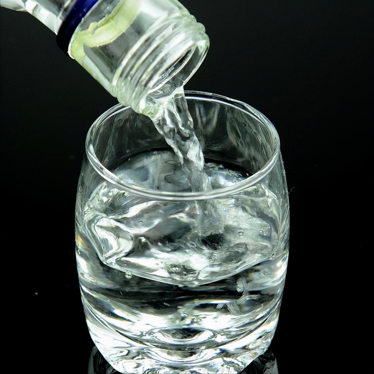 倒酒的规矩("杯满为礼,不溢则敬"酒桌上懂这些倒酒规矩的都是人生赢家