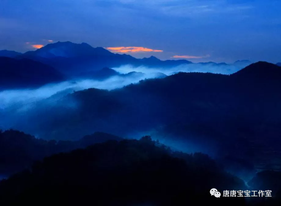 这是最美的夜景，泛着银光的塔顶挂着圆月，山海相连日月同辉