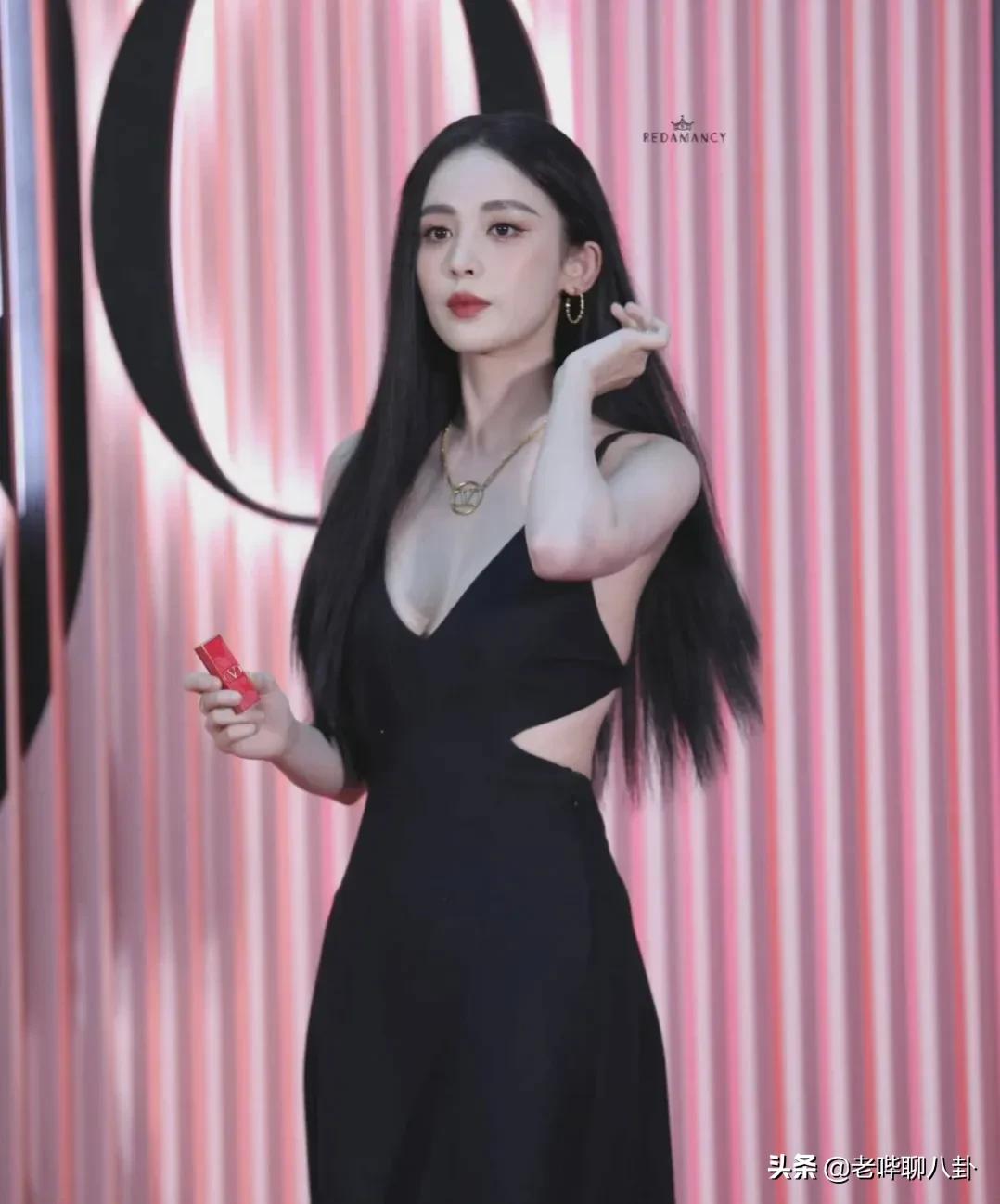 明艳美人娜扎活动生图，高挑匀称的身材，皮肤白皙光滑，看不腻啊