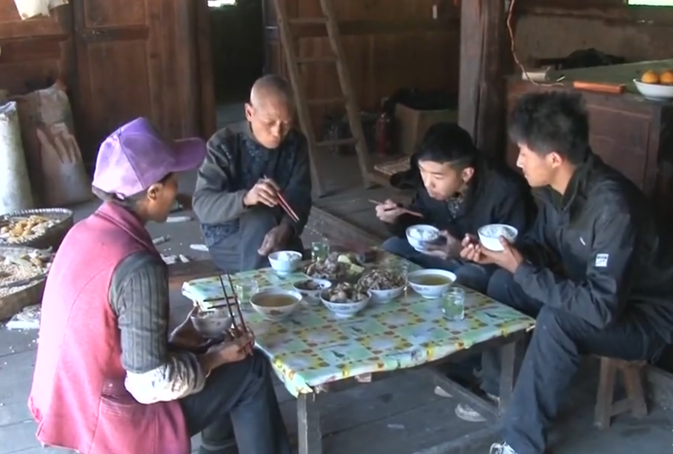 河南16岁富二代：从不吃青菜，有钱才看书，喜欢追着生活老师打