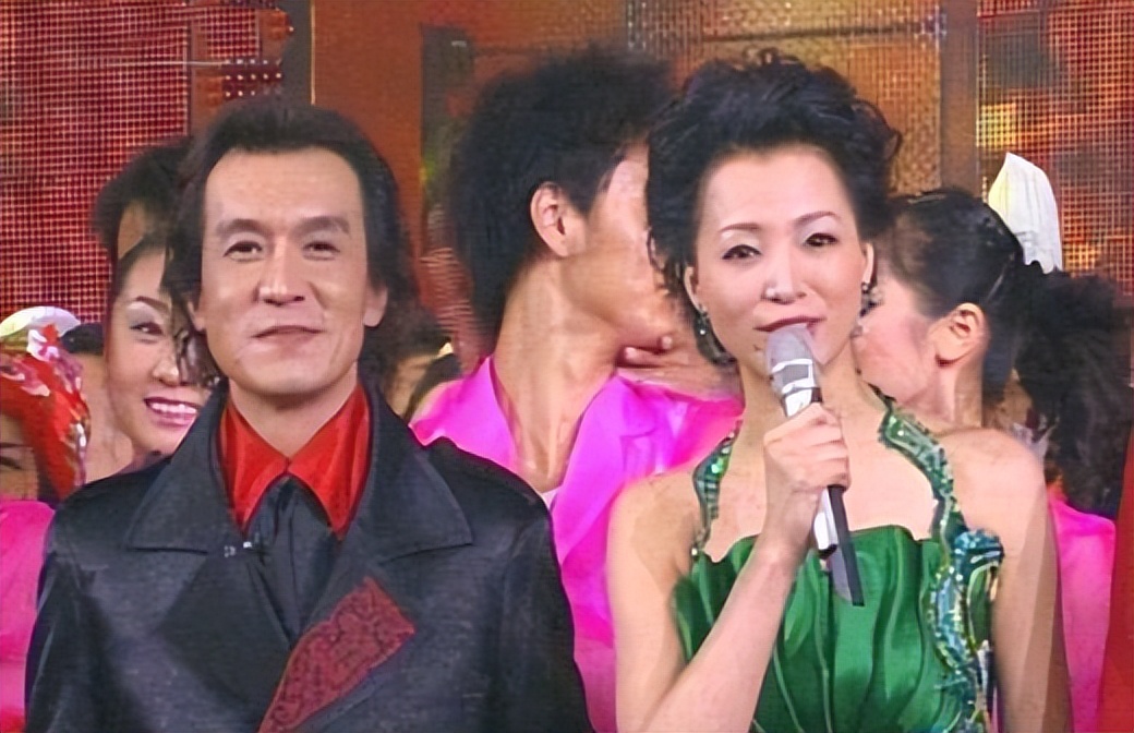 主持人抢话、演员笑场，这8届央视春晚的失误，堪称“灾难现场”