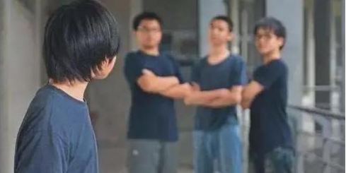 7年前，反杀校园霸凌者的十五岁少年陈泗翰，出狱后梦想成为律师