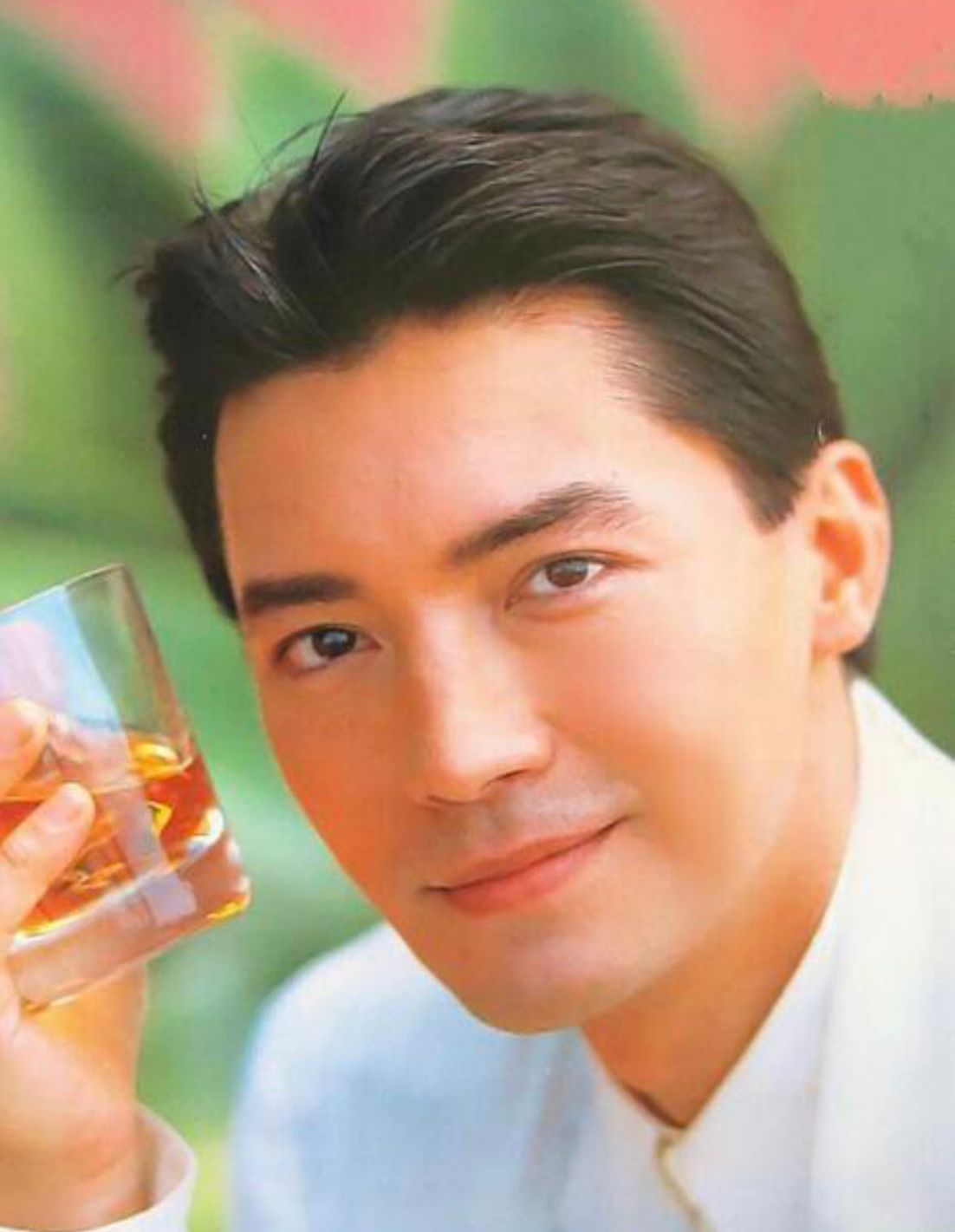 尊龙老了依然是男神，白发不染仍有贵族气质，优雅到骨子里的男人