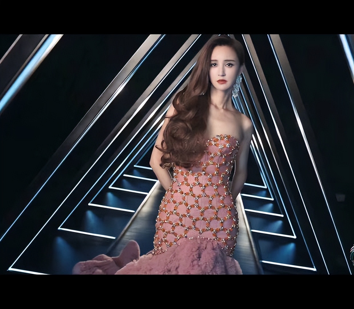 《浪姐3》未来感视频 王心凌发型减龄阿娇长裙绰约