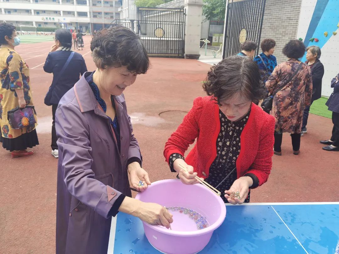 天府新区华阳实验小学举行“爱成都 迎大运”退休职工趣味运动会